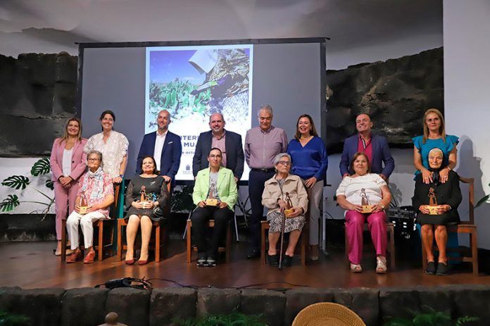 Las seis mujeres distinguidas en el Día de las Mujeres Rurales junto a representantes de sus municipios. Noticias Lanzarote | El Cabildo insular homenajea a seis mujeres lanzaroteñas en el Día Internacional de las Mujeres Rurales