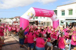 Noticias Yaiza | La marea rosa cubre Playa Blanca para ayudar a ganar la batalla de la vida