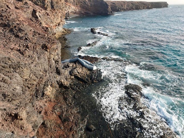 Zodiac encallada en la costa de Papagayo Noticias Playa Blanca | La Policía Local de Yaiza activa su unidad dron para localizar ocupantes de la zodiac encallada en Papagayo