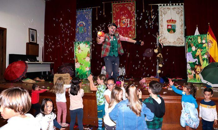Actuación del Clown Rafaelillo de Yaiza Noticias Yaiza | La expresión escénica interpreta los Derechos de la Infancia en Yaiza