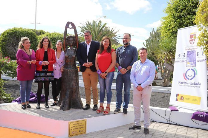 Noticias Yaiza | Lanzarote luce ya la escultura de la artista sureña Cintia Machín en homenaje a las víctimas de la violencia machista
