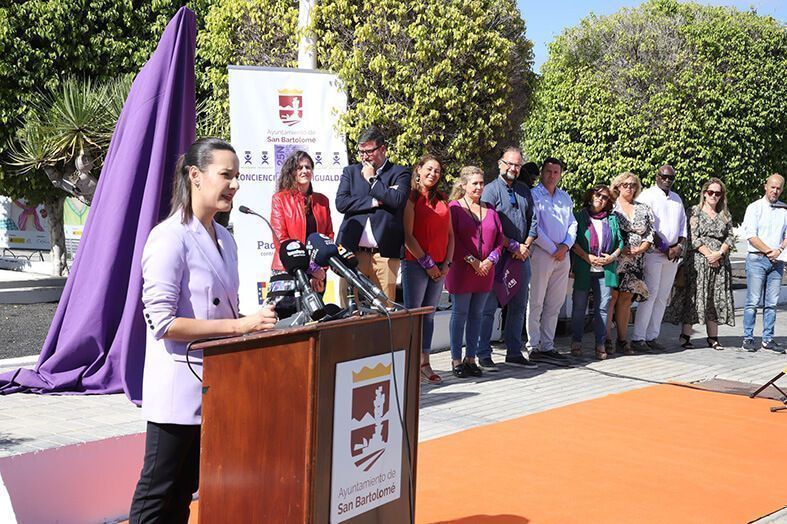 Lanzarote luce ya la escultura de la artista sureña Cintia Machín en homenaje a las víctimas de la violencia machista