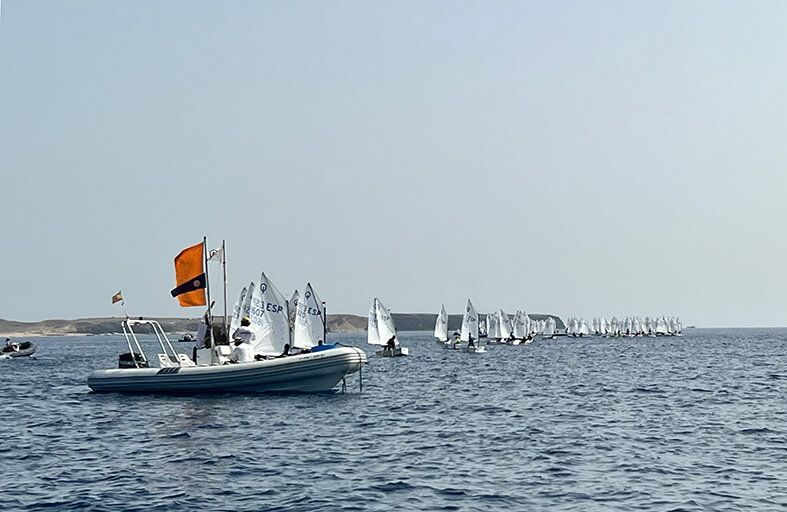 Noticias Yaiza | Cerca de un centenar de regatistas disfrutan en Playa Blanca de la Regata Internacional de Halloween para la clase Optimist