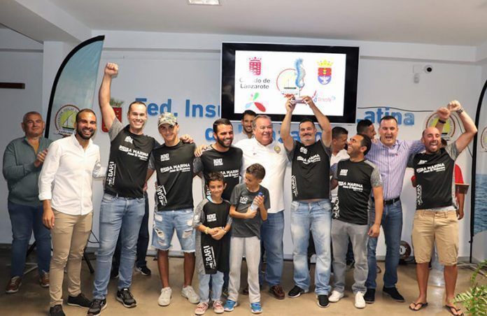 El Tritón alzando el trofeo 2022 Noticias Yaiza | El Tritón Clínica Bari recibe premio a su corta y laureada trayectoria en la vela latina insular