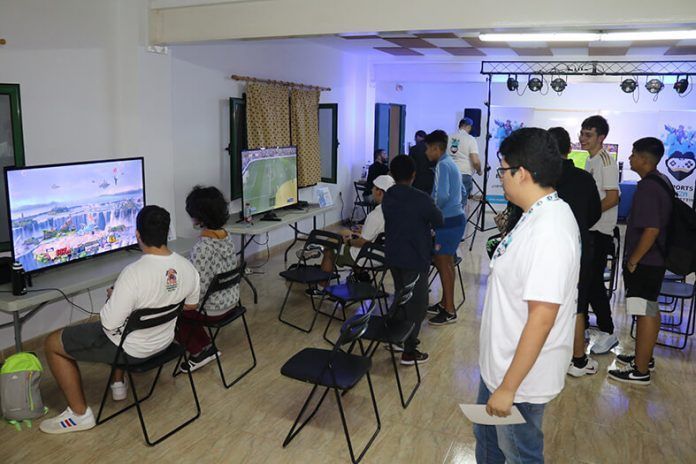 Noticias Playa Blanca | Ganadores de la "eSports Yaiza Competition" junto a miembros de la organización.
