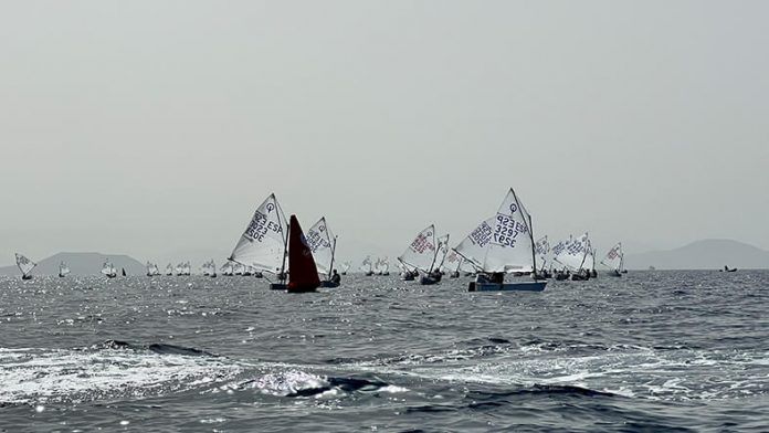 Noticias Playa Blanca | Cerca de un centenar de regatistas disfrutan en Playa Blanca de la Regata Internacional de Halloween para la clase Optimist