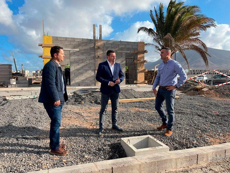 Noticias Playa Blanca | Yaiza firma el modificado del proyecto para reanudar las obras del centro deportivo San Marcial del Rubicón