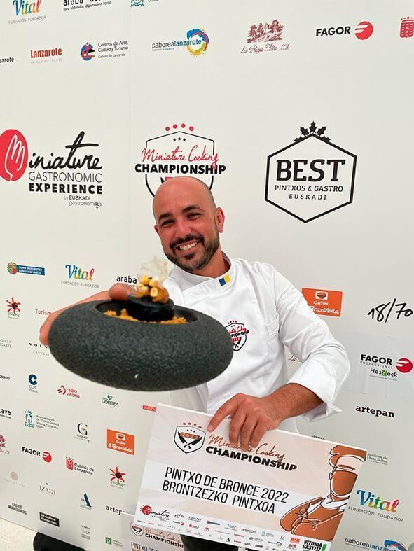 Noticias Playa Blanca | Yeray Gil y Mario Leguizamo, Pintxo de bronce en la IX edición del Miniature Pintxos Congress con “Jameo Volcánico”