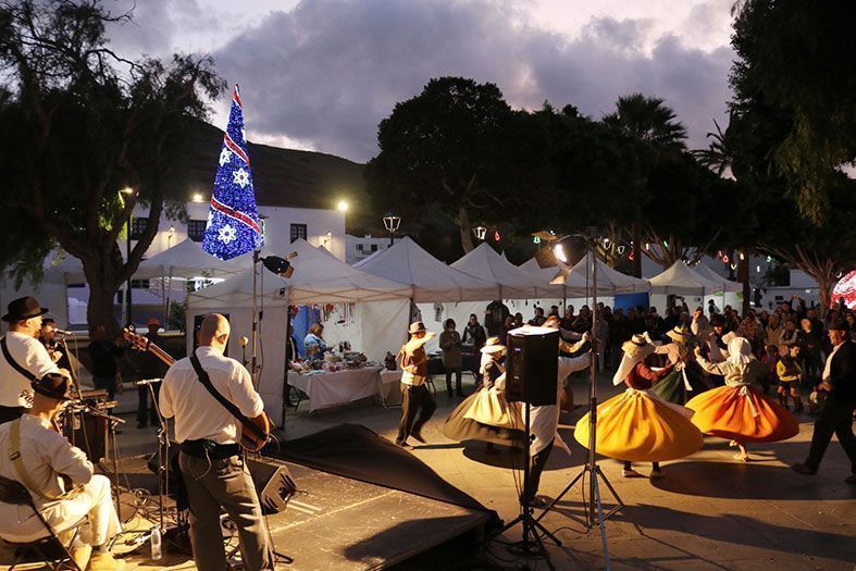 Yaiza disfruta de su mercadillo navideño