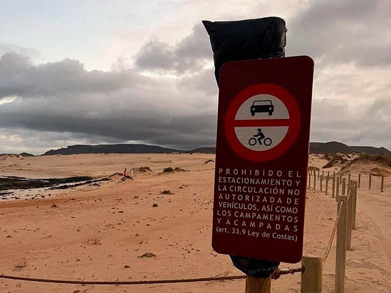 Vecinos de La Graciosa se rebelan ante el cierre de la carretera de Playa Lambra