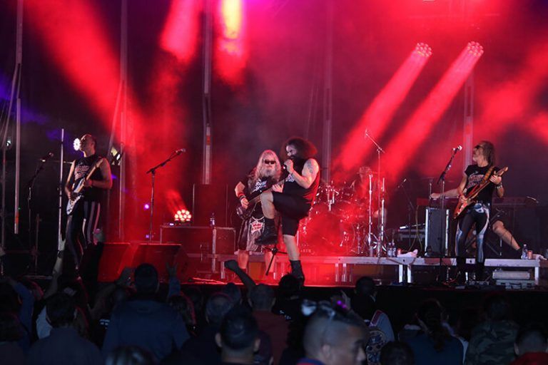 Noticias Playa Blanca | Puro humor y puro ‘rocanrol’ en Playa Blanca con el último concierto del año de ‘Mojinos Escozíos’