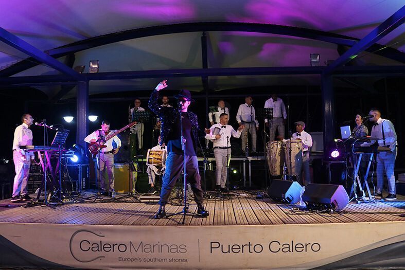 Yaiza despide el año con buena onda y mucho merengue en Puerto Calero