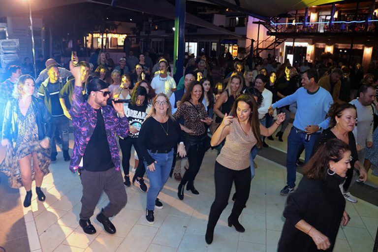 Noticias Yaiza | Yaiza despide el año con buena onda y mucho merengue en Puerto Calero