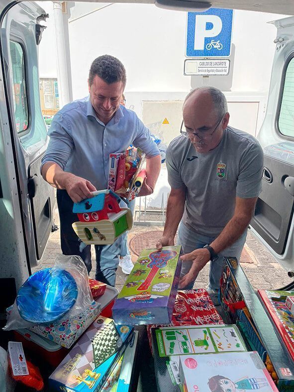 Yaiza hace entrega de los juguetes recogidos en su ‘Portería Solidaria’