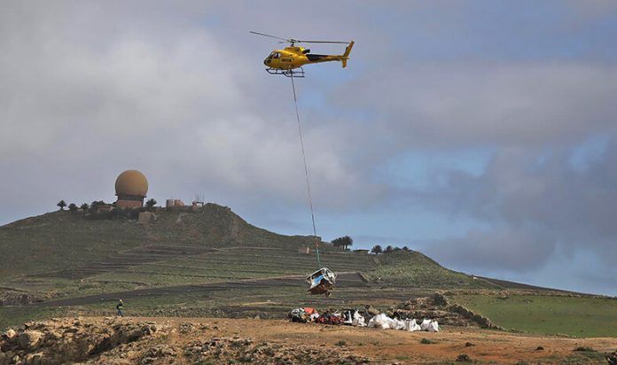 El Cabildo retira los 15 vehículos precipitados en las laderas del Risco de Famara y Barranco de Temisa