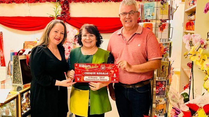 Noticias Yaiza | Floristería Los Dolores gana el primer premio del concurso de escaparatismo navideño de Yaiza, dotado con 300 euros