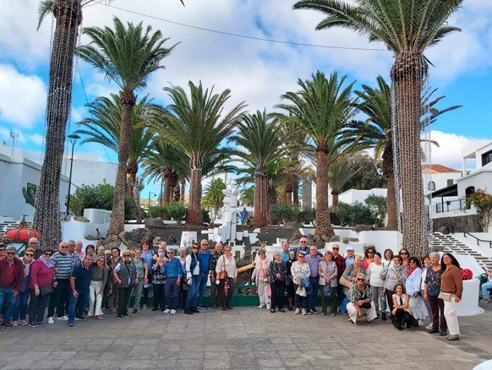 Noticias Yaiza | Cerca de doscientos mayores de Yaiza disfrutan del recorrido por los belenes de la Isla
