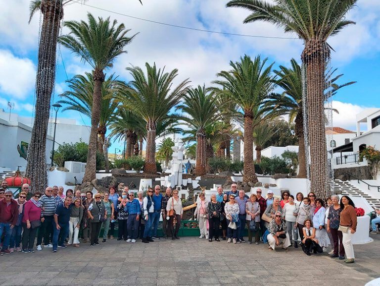 Noticias Yaiza | Cerca de doscientos mayores de Yaiza disfrutan del recorrido por los belenes de la Isla