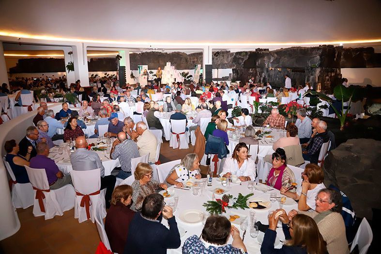 Más de 500 mayores disfrutan de la merienda celebrada para los participantes del XXI Torneo de Bola ‘Abuelos Conejeros’
