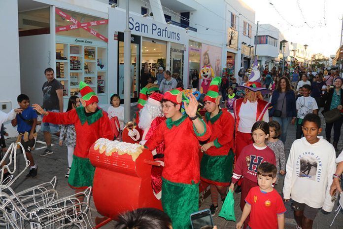 Pasacalle de Papá Noel en Playa Blanca Noticias Yaiza | Playa Blanca rebosa felicidad con la llegada de Papá Noel