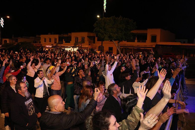 Puro humor y puro ‘rocanrol’ en Playa Blanca con el último concierto del año de ‘Mojinos Escozíos’