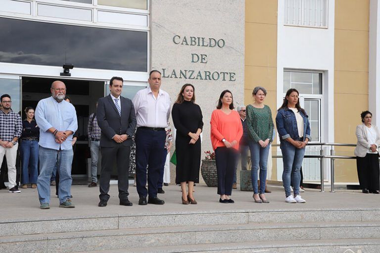 Noticias Lanzarote | Minuto de silencio en el Cabildo de Lanzarote por la víctima de violencia de género de Adeje