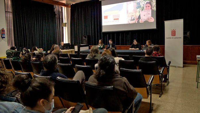Noticias Lanzarote | El Cabildo recupera parte de la memoria histórica en el libro “Cartas de Guerra”, ilustrado por Nicole Paysse Paullier