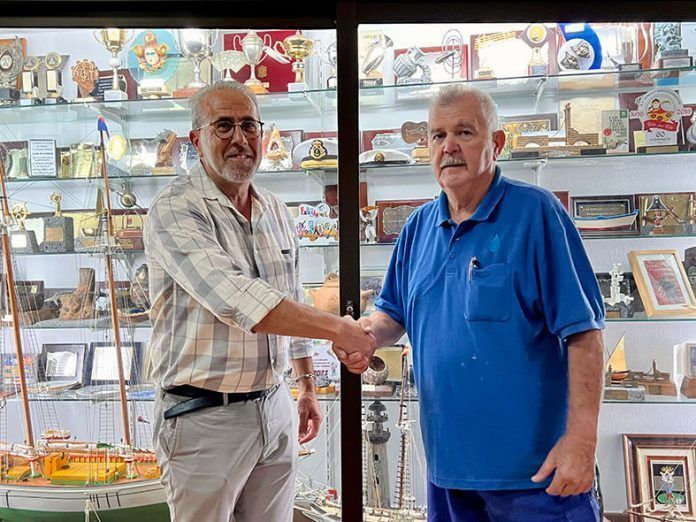 A la izquierda el residente entrante y a la derecha el saliente Noticias Lanzarote | La Parranda Marinera Los Buches estrena directiva