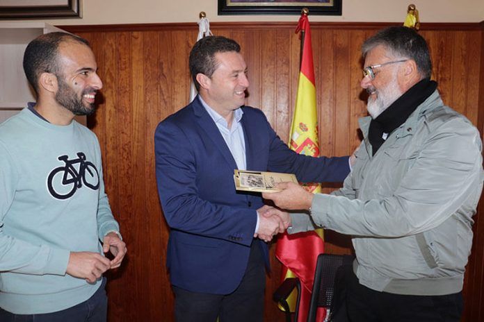 El autor, Valentín Fernández Arrocha, durante su visita al alcalde de Yaiza, Óscar Noda, y el concejal de Cultura, Daniel Medina Noticias Yaiza | Las Breñas acoge este viernes la presentación del libro ‘Cantigas’