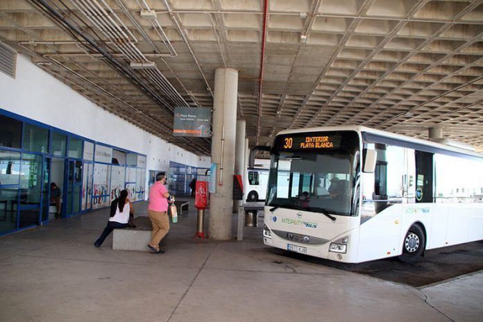 Noticias Playa Blanca | La frecuencia de paso de la guagua interna de Playa Blanca se reduce a 15 minutos con la incorporación de nuevos vehículos híbridos