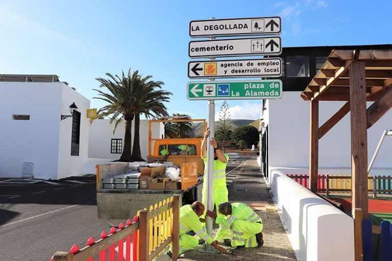 Noticias Yaiza | Yaiza instala la nueva señalética urbana del municipio