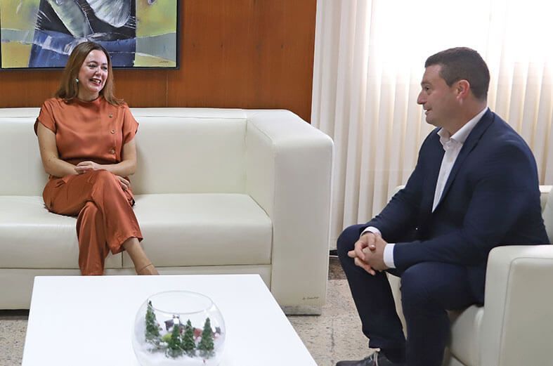 Noticias Yaiza | El Cabildo se compromete a financiar “un trazado limpio y sin impacto visual” para el proyecto del nuevo tendido eléctrico en Yaiza