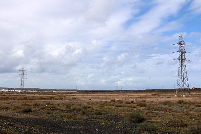 Noticias Playa Blanca | El Cabildo se compromete a financiar “un trazado limpio y sin impacto visual” para el proyecto del nuevo tendido eléctrico en Yaiza