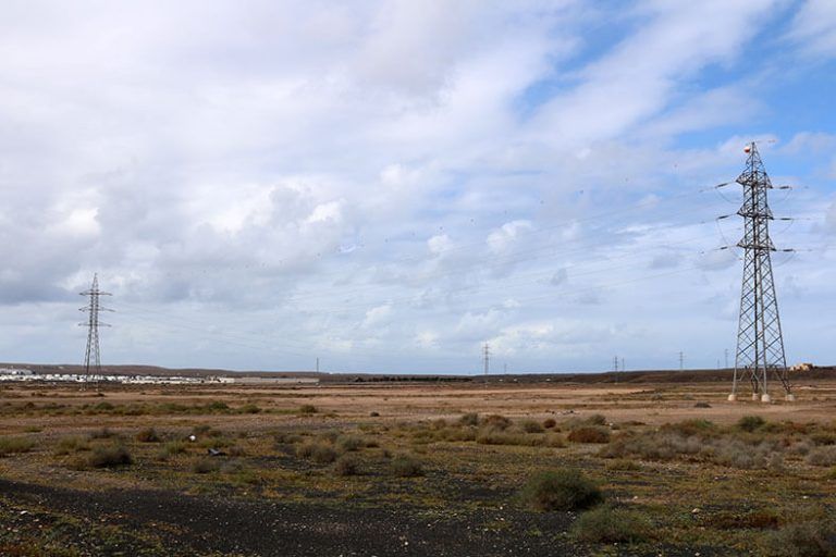Noticias Playa Blanca | El Cabildo se compromete a financiar “un trazado limpio y sin impacto visual” para el proyecto del nuevo tendido eléctrico en Yaiza