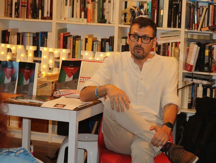 Noticias Playa Blanca | Jacob Amo despierta el interés sobre el conflicto palestino y su obra ‘En el muro’, en Culture Club Lanzarote