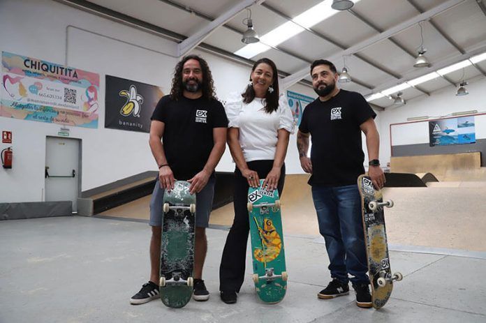 La conejera junto a responsables del Extreme Center Noticias Lanzarote | Lanzarote albergará la segunda prueba del Circuito Nacional de Skateboarding