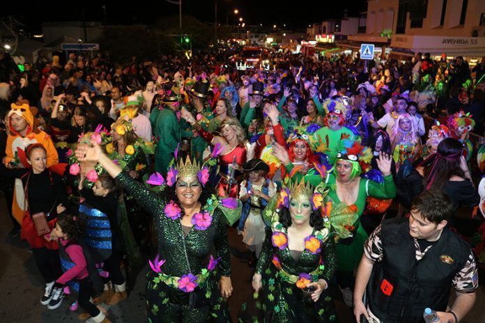 Playa Blanca goza con la vuelta del gran coso carnavalero