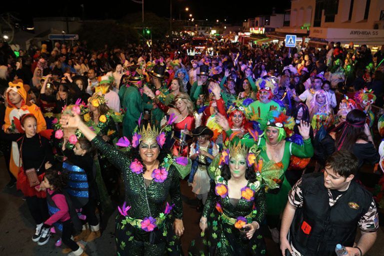 Playa Blanca goza con la vuelta del gran coso carnavalero
