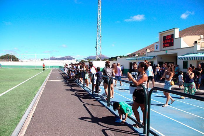 Noticias Yaiza | El Ayuntamiento licita gradas desmontables con visera para el campo de fútbol de Yaiza