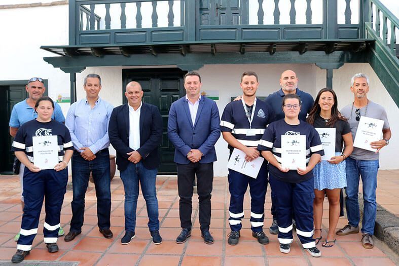 Yaiza entrega al voluntariado de Protección Civil un recordatorio de la distinción Medalla de Oro concedida en 2021