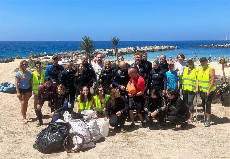 Cuarenta voluntarios retiran residuos de Playa Flamingo