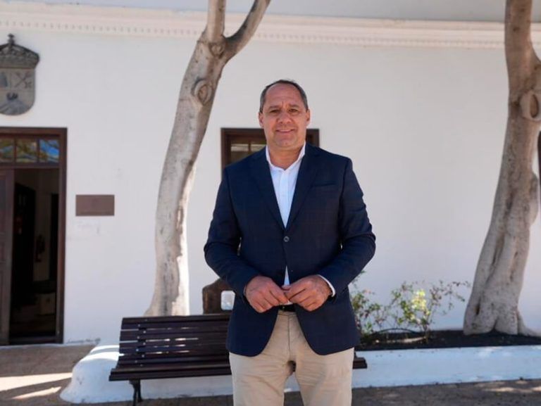 Noticias Yaiza | El PP de Yaiza consigue la unanimidad del pleno para reconocer con honores a Victor Fernández Gopar y Pascual Calabuig