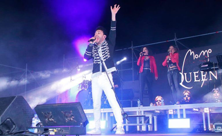 Noticias Playa Blanca | Playa Blanca canta y disfruta con Momo en los honores a Queen