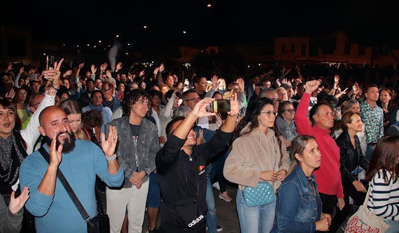 Playa Blanca canta y disfruta con Momo en los honores a Queen
