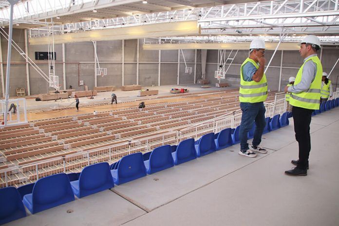 Noticias Playa Blanca | Playa Blanca instala el parqué de su Pabellón Deportivo