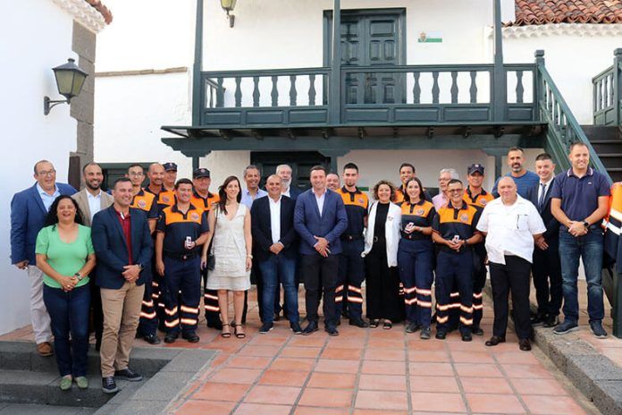 Noticias Yaiza | Yaiza entrega al voluntariado de Protección Civil un recordatorio de la distinción Medalla de Oro concedida en 2021