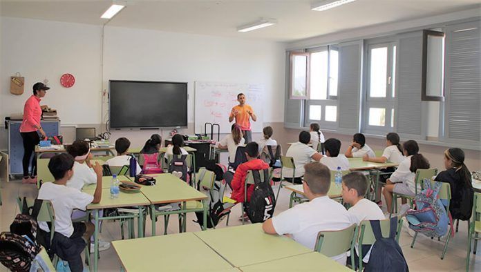 Charla impartida este viernes a una clase de 5º de Primaria del CEIP Playa Blanca Noticias Playa Blanca | Escolares de Yaiza reciben charlas de concienciación sobre hábitos saludables