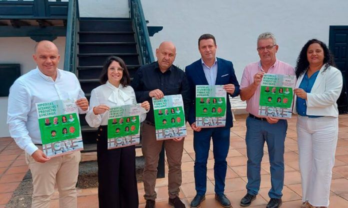 El responsable de la Plataforma junto ala alcalde y concejales del gobierno de yaiza Noticias Playa Blanca | Playa Blanca acoge este sábado una nueva jornada sobre vivienda organizada por la Plataforma Afectados por la Hipoteca