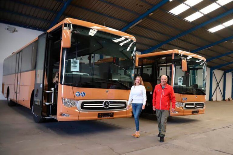Noticias Yaiza | Los Centros Turísticos renuevan la flota destinada al transporte de visitantes en Timanfaya