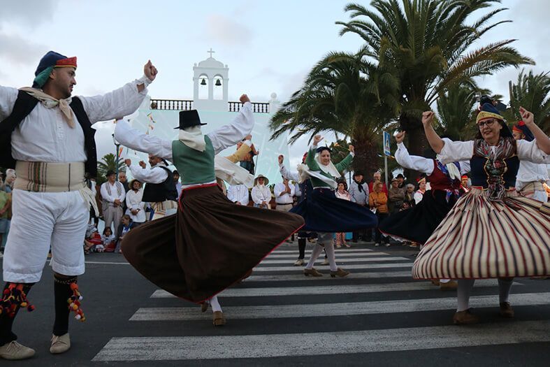 Uga une tradición y espíritu festivo en su romería